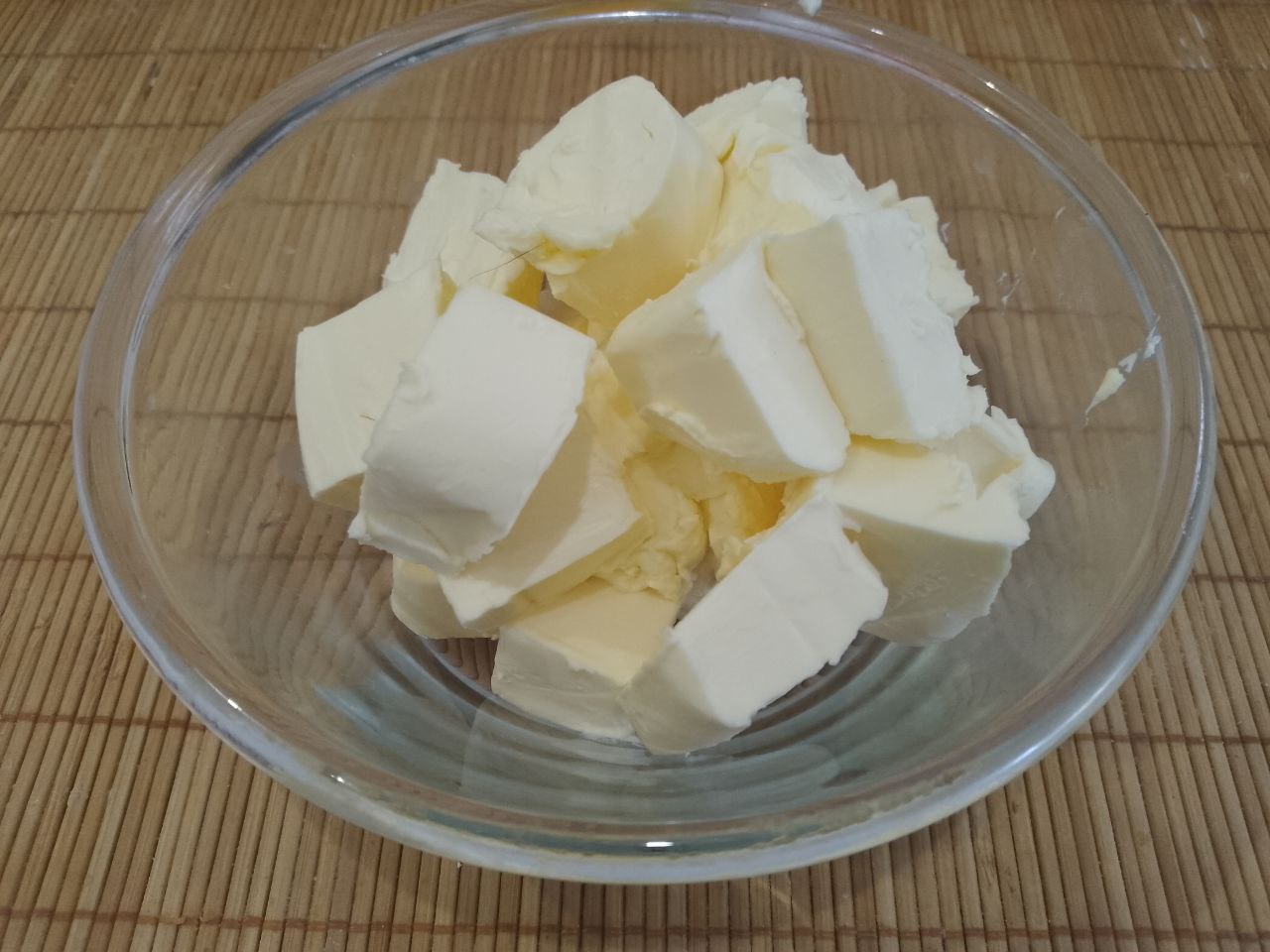 Домашнее печенье к чаю, с кусочками шоколада песочное и хрустящее: Сливочное масло комнатной температуры разрезаем на кусочки, добавляем сахар и ванильный сахар, взбиваем