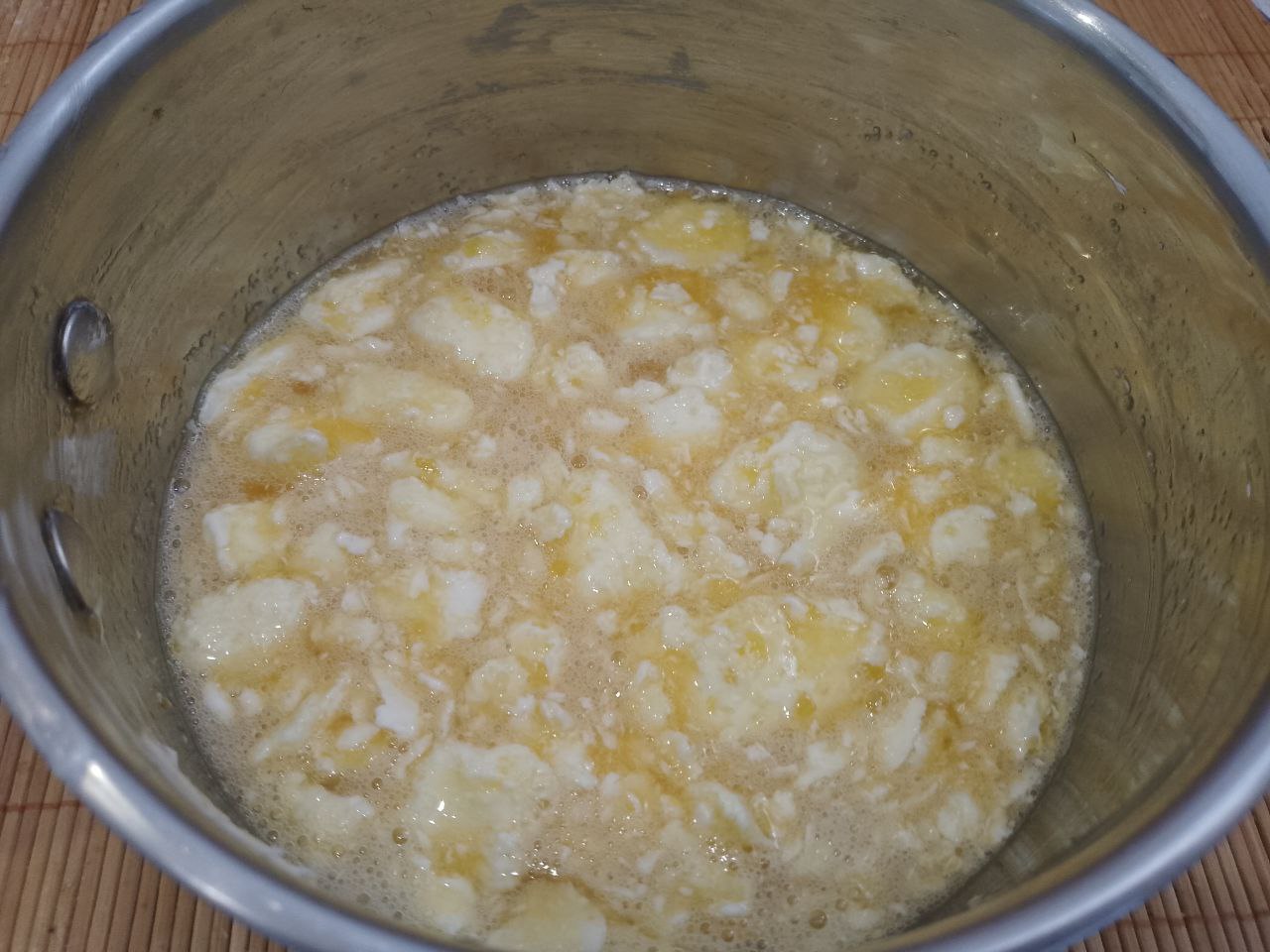 Торт с нежным кремом из сливок и творожного сыра, очень вкусный: Сначала приготовим медовые коржи для торта.