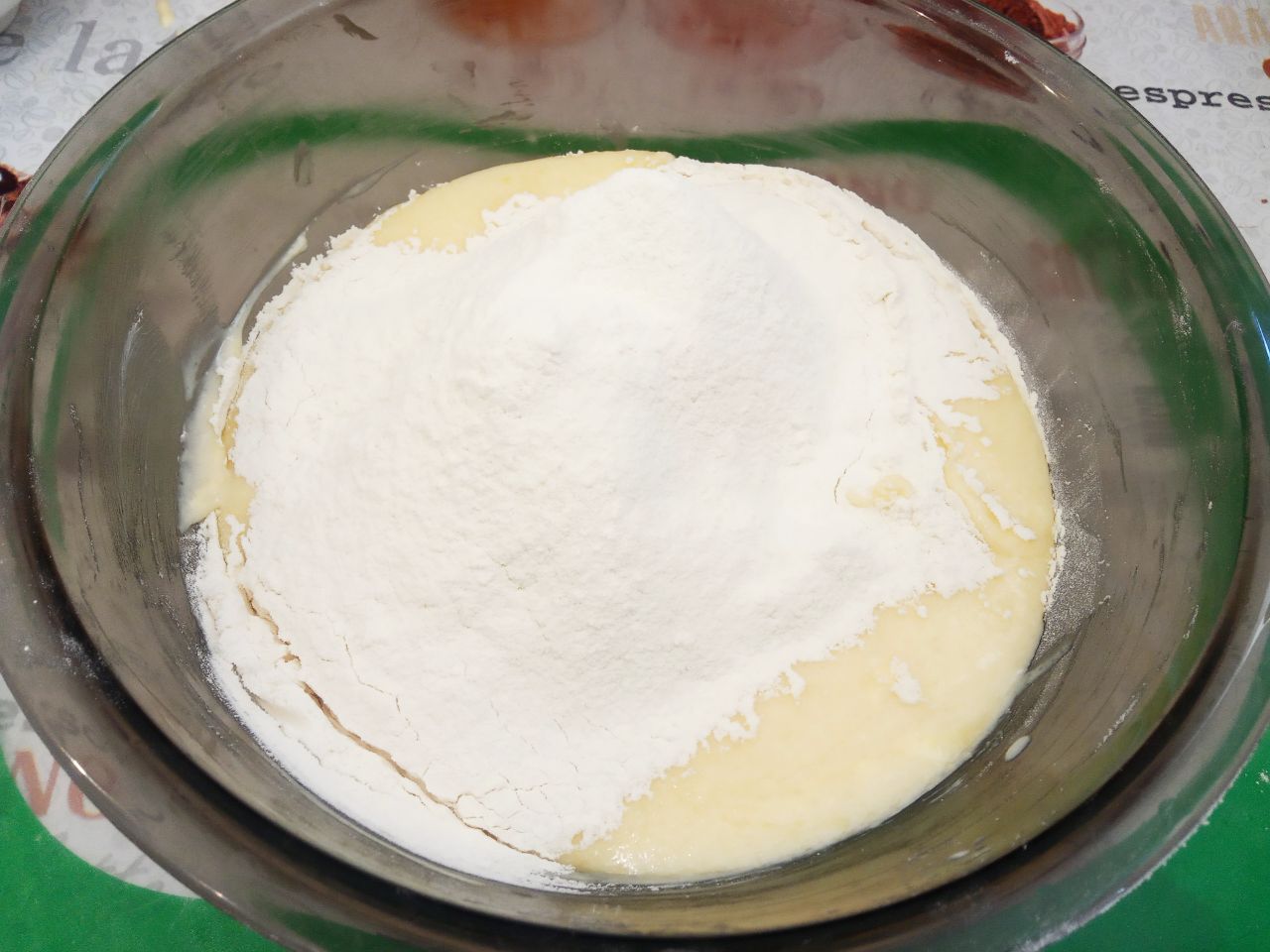 Домашний кекс с изюмом и с добавлением творога, нежный и вкусный: Частями добавляем  в смесь и размешиваем лопаткой или ложкой до однородности, тесто должно получится