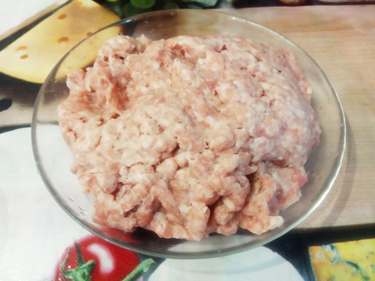 Рулет из лаваша с фаршем, в духовке: Мясо промываем, просушиваем, разрезаем на кусочки и пропускаем через мясорубку.