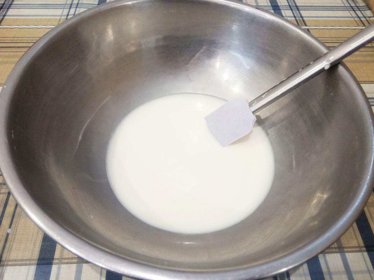 Пицца домашняя, просто, быстро и вкусно: Молоко подогреваем до теплого состояния и кладем измельченные дрожжи, размешиваем.
