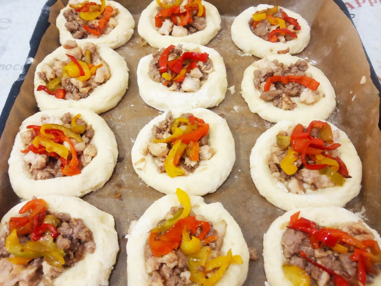 Картофельные гнёзда с мясной начинкой, сладким перцем и сыром: Поверх начинки кладем обжаренный перец.