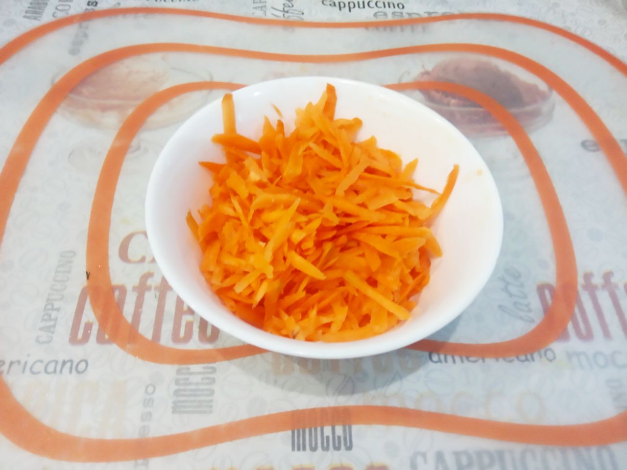 Макаронные гнёзда с фаршем и сыром на сковороде: Морковь очищаем от кожуры, промываем и натираем на крупной терке.