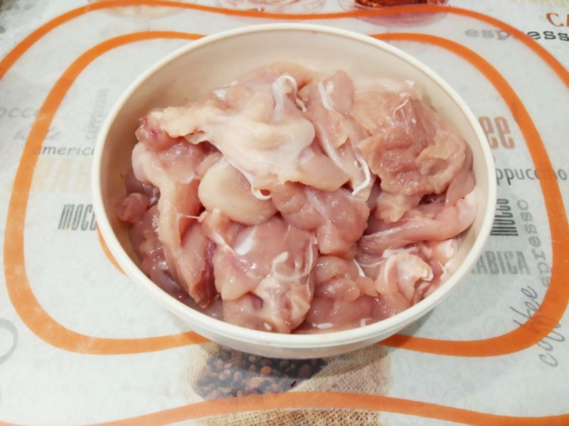 Запеченные фаршированные голени, с грибами и фаршем: От кожицы обрезаем мясо и складываем в чашу.