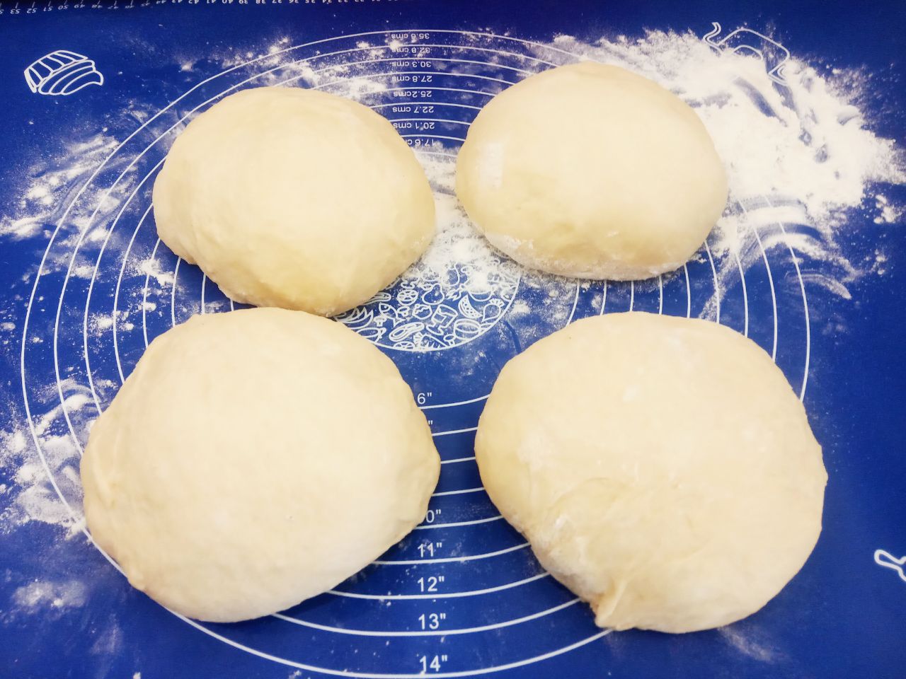 Булочки воздушные, мягкие, слоистые и вкусные: Разделяем тесто на 4 части.