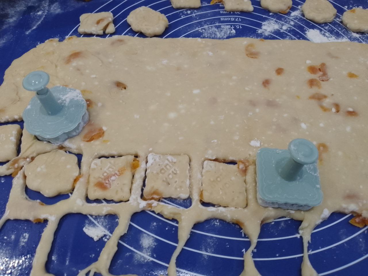 Печенье с добавлением творога и кураги, мягкое и вкусное: Формочкой вырезаем печенье, я вырезала разными формами.