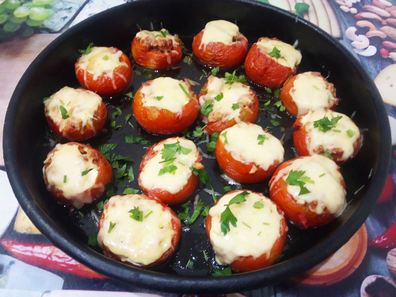 Запеченные помидоры с мясной начинкой и сыром: Зелень промываем, просушиваем, мелко нарезаем и посыпаем помидоры.