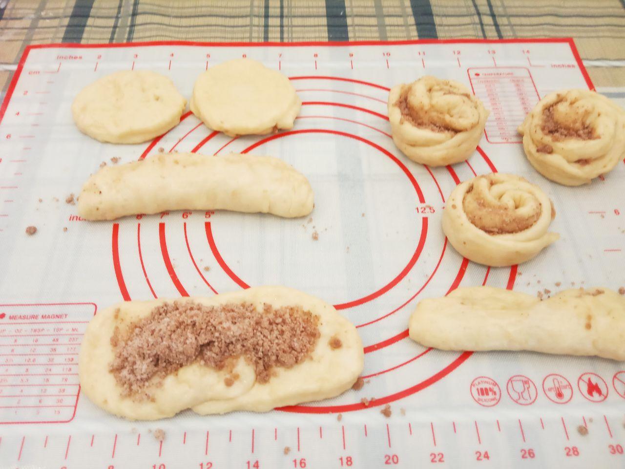 Булочки с шоколадной крошкой из дрожжевого теста на желтках: Затем тесто разделяем на небольшие колобки, каждый колобок раскатываем.На середину кладем шоколадную крошку,