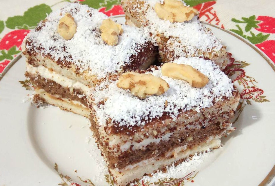 Пирожные со сметанным кремом и кокосовой стружкой: Верхний корж также смазываем кремом, посыпаем тертым шоколадом и кокосовой стружкой.