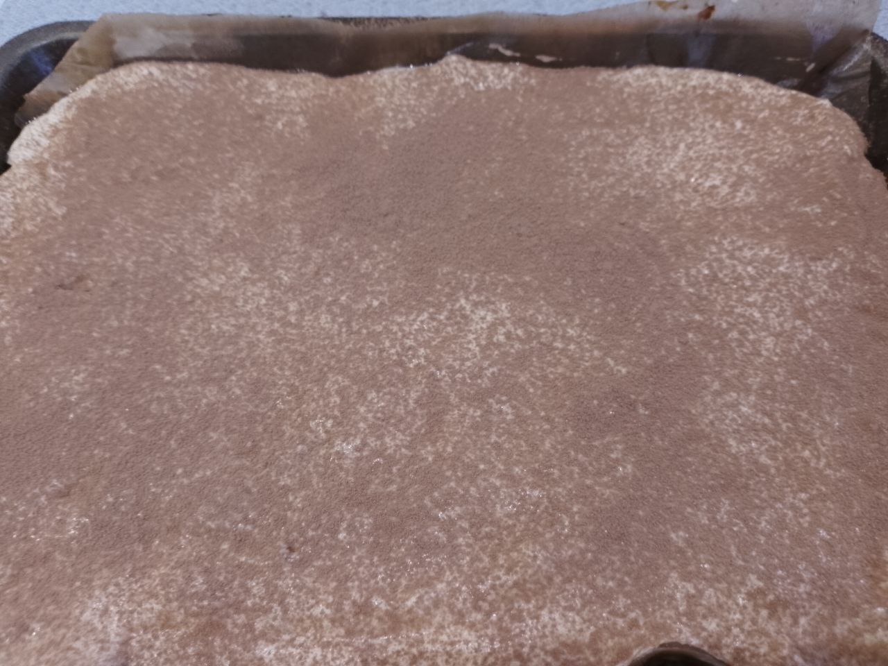 Пирожные из бисквита с орехами, какао и ягодами: Верх теста посыпаем какао.