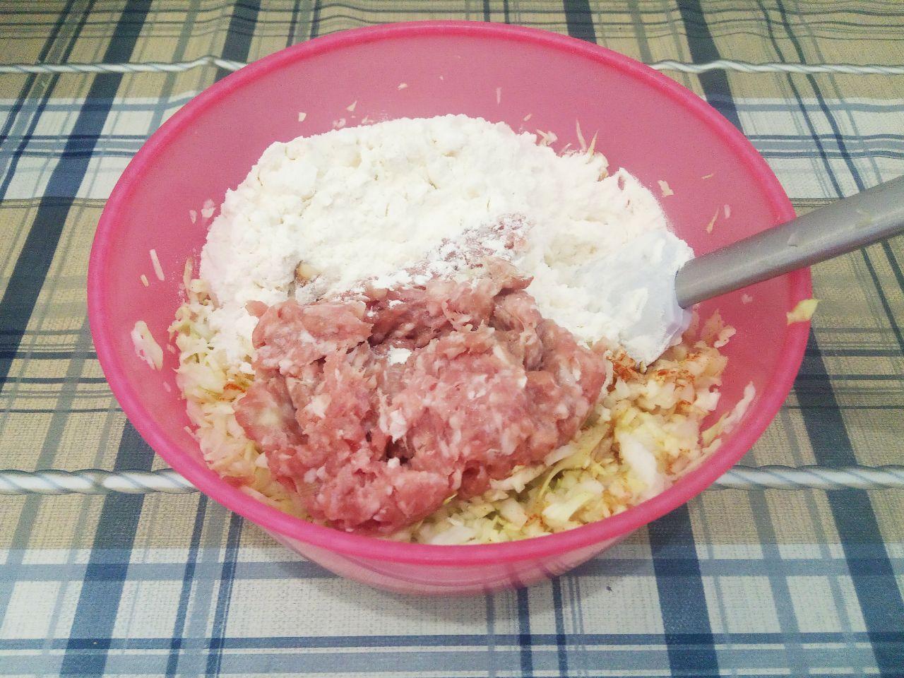 Нежные капустные оладьи с фаршем, вкусно и сытно: Кладем в капусту фарш, муку, соль и перец по своему вкусу. Капустную массу тщательно размешиваем.