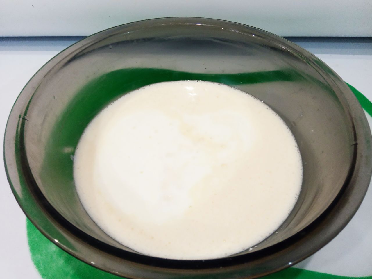 Оладьи с творогом и яблоками, просто и вкусно: Кефир подогреваем и выливаем в смесь, добавляем соду и ванильный сахар по вкусу, размешиваем.