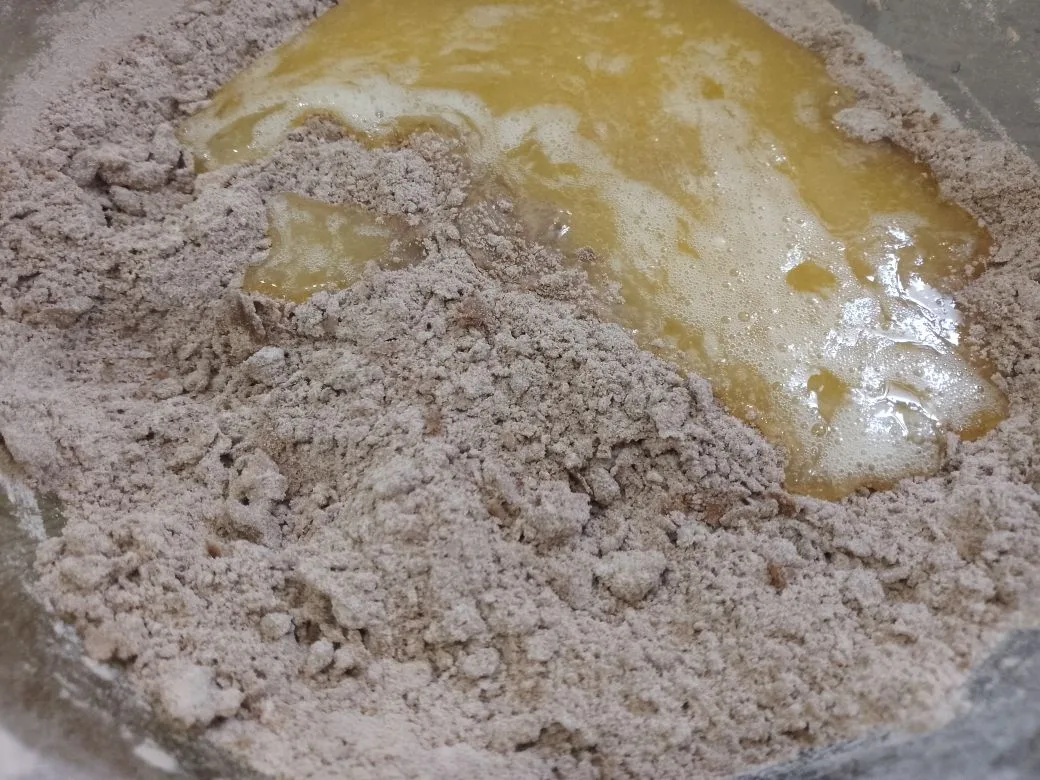 Шоколадное песочное печенье с кунжутом и кокосовой стружкой: Соединяем мучную крошку с яичной смесью, замешиваем мягкое и нежное тесто.