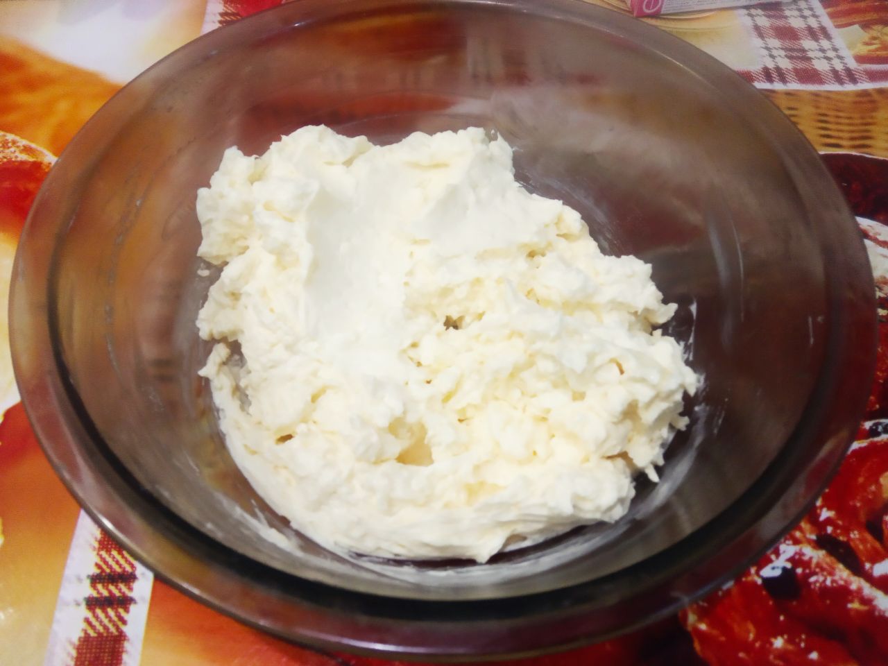 Заварные пирожные с масляным кремом, вкусные и аппетитные: Продолжая взбивать в 3-4 приема добавляем охлажденную массу. Крем должен получиться нежным легким и пышным.