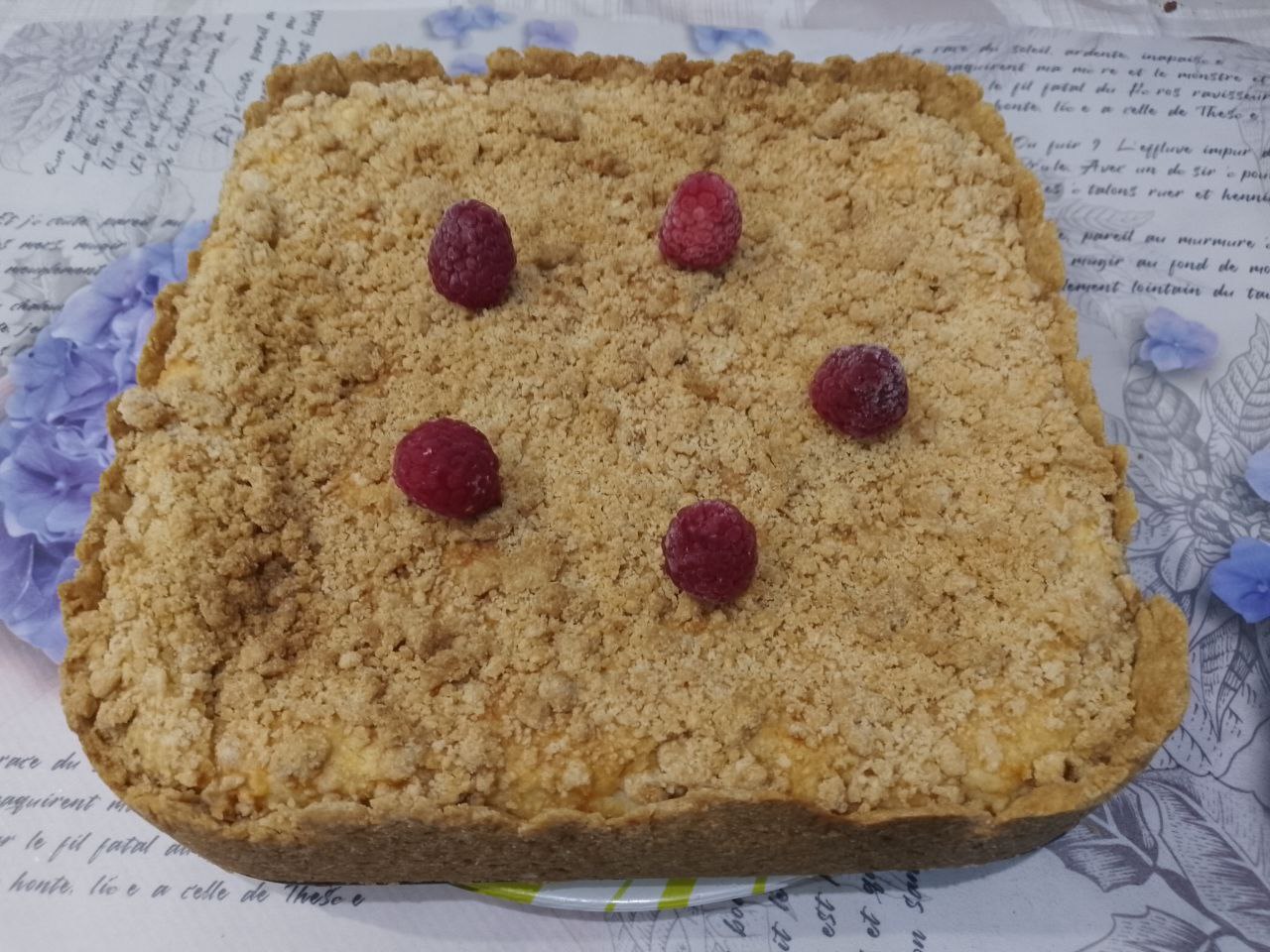 Пирог из песочной крошки и творога, вкусный и аппетитный: Испеченный пирог достаем из духовки и охлаждаем в форме.