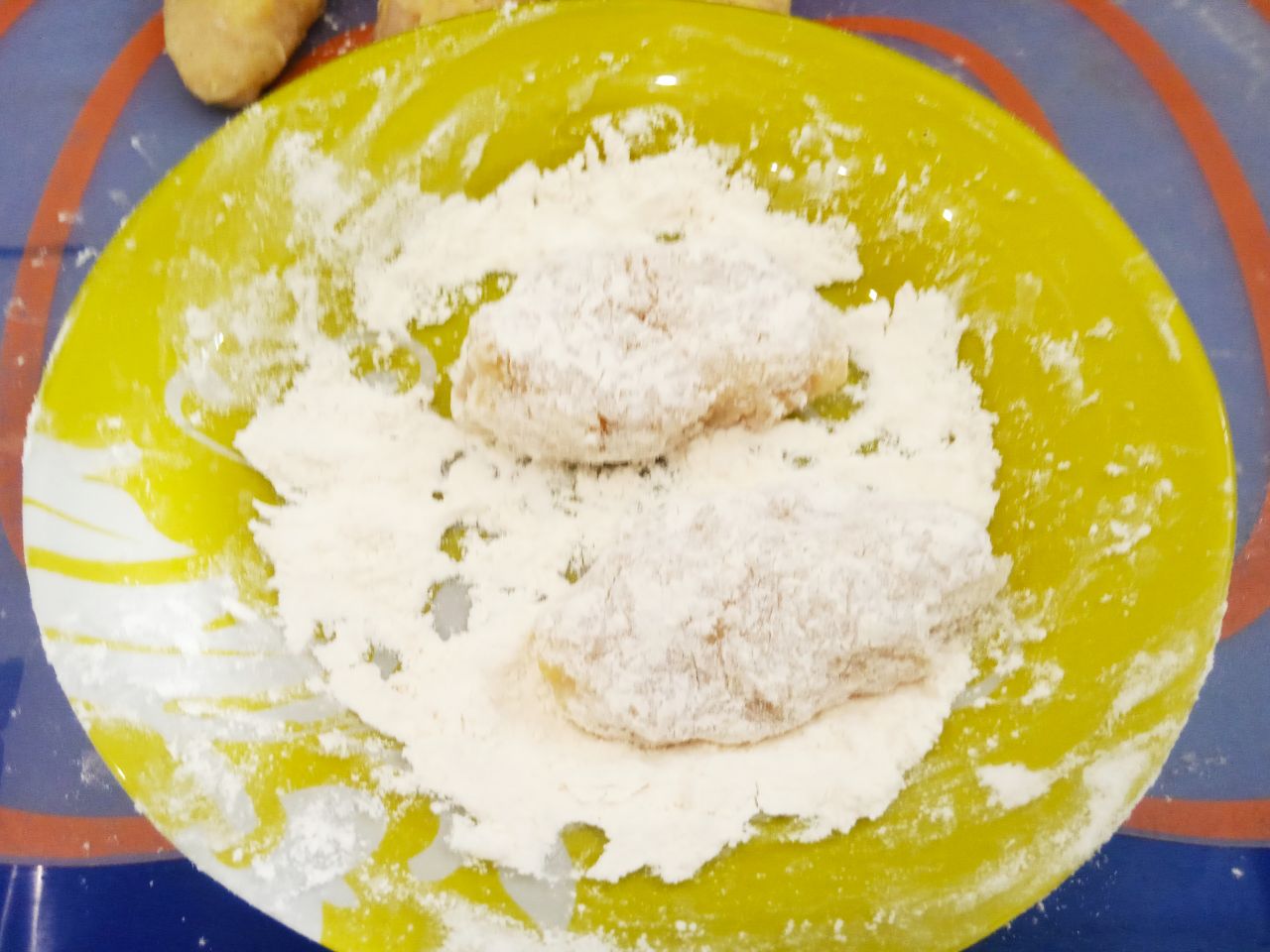 Котлеты из куриного филе, картофеля и сыра, сочные и нежные: Обваливаем котлеты в муке или в панировочных сухарях.