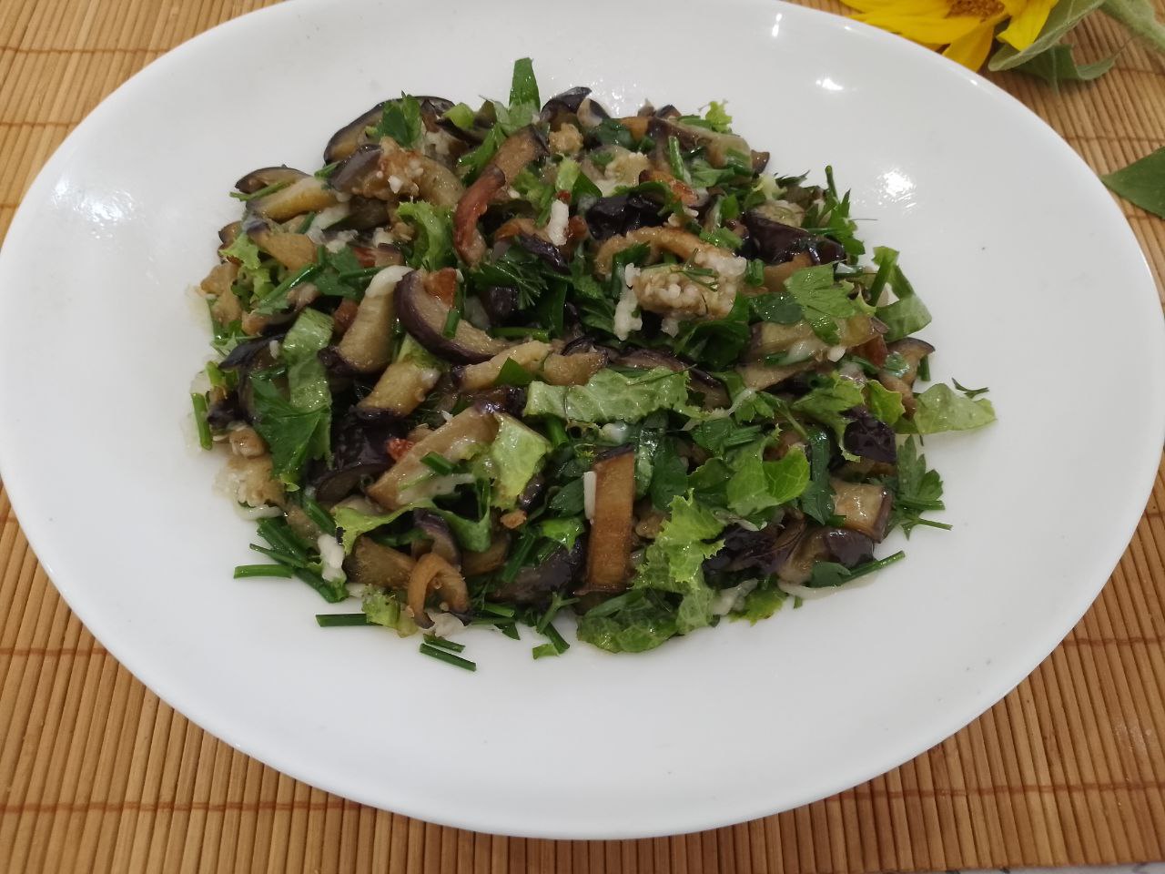 Салат из баклажанов, зелени и сыра, сытный и вкусный: Все ингредиенты для салата перемешиваем.