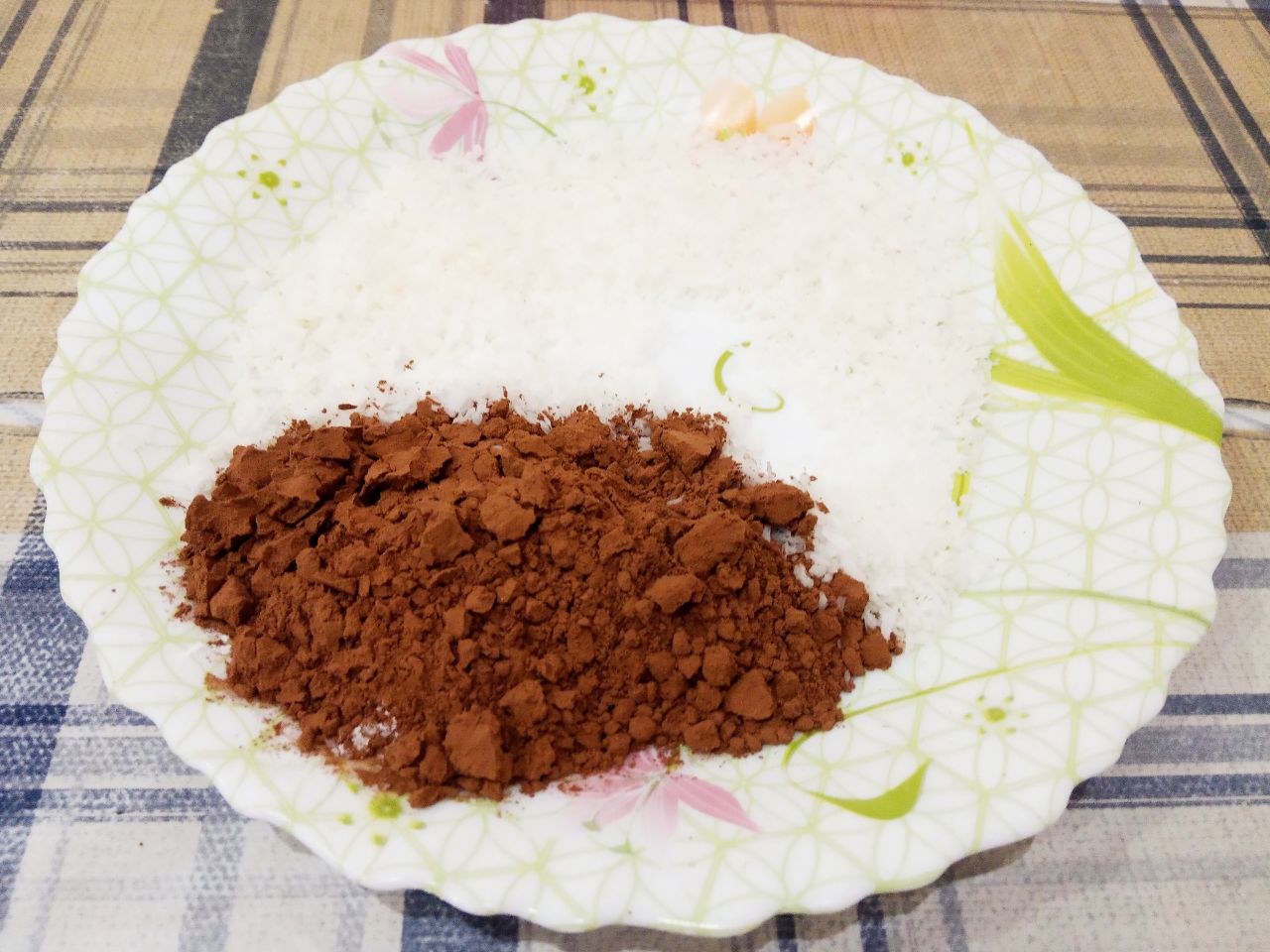 Домашнее шоколадное печенье, рассыпчатое и мягкое с кокосовой стружкой: Добавляем в смесь 2 столовые ложки кокосовой стружки и какао, тщательно размешиваем.
