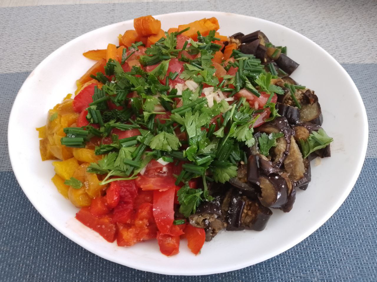 Салат из овощей, запеченных в духовке, полезно и вкусно: Зелень промываем, просушиваем и измельчаем.