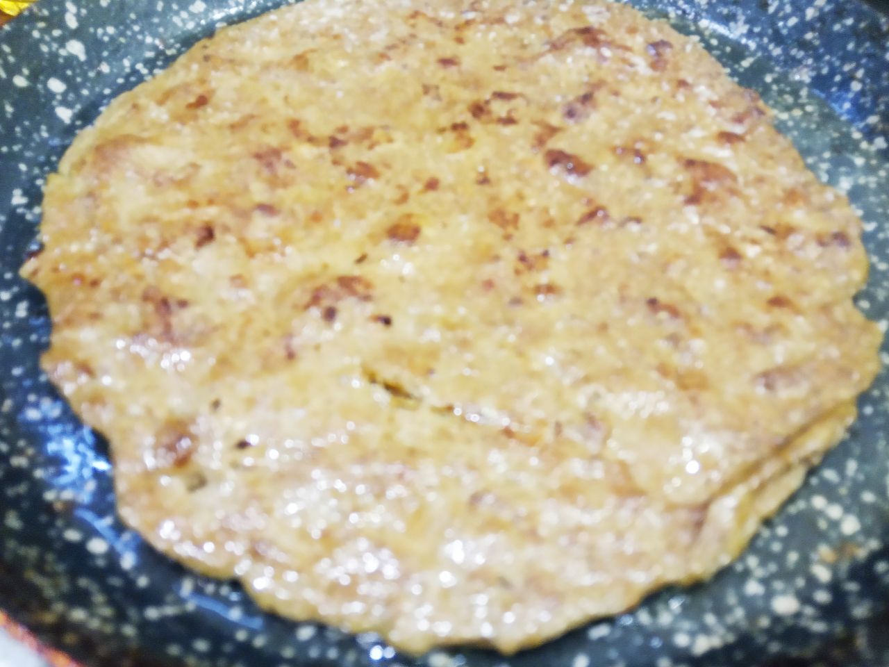 Простой рецепт торта из печени, сыра, лука и моркови: Разогреваем сковороду, смазываем жиром, наливаем небольшой слой печеночного теста, разравниваем и выпекаем с