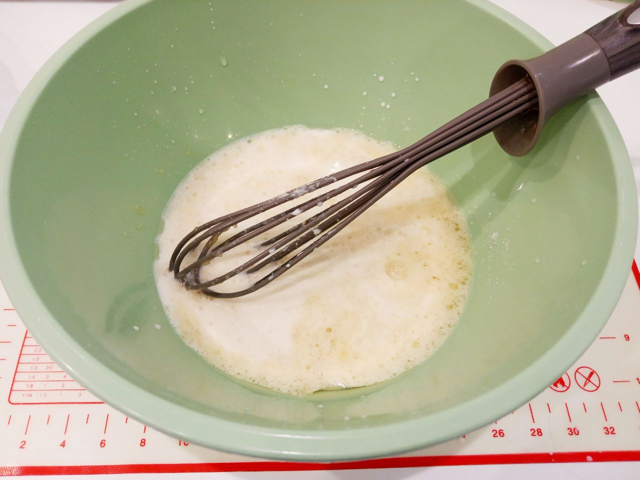 Булочки с изюмом в мучной крошке, воздушные и вкусные: Добавляем разведенные дрожжи, размешиваем.