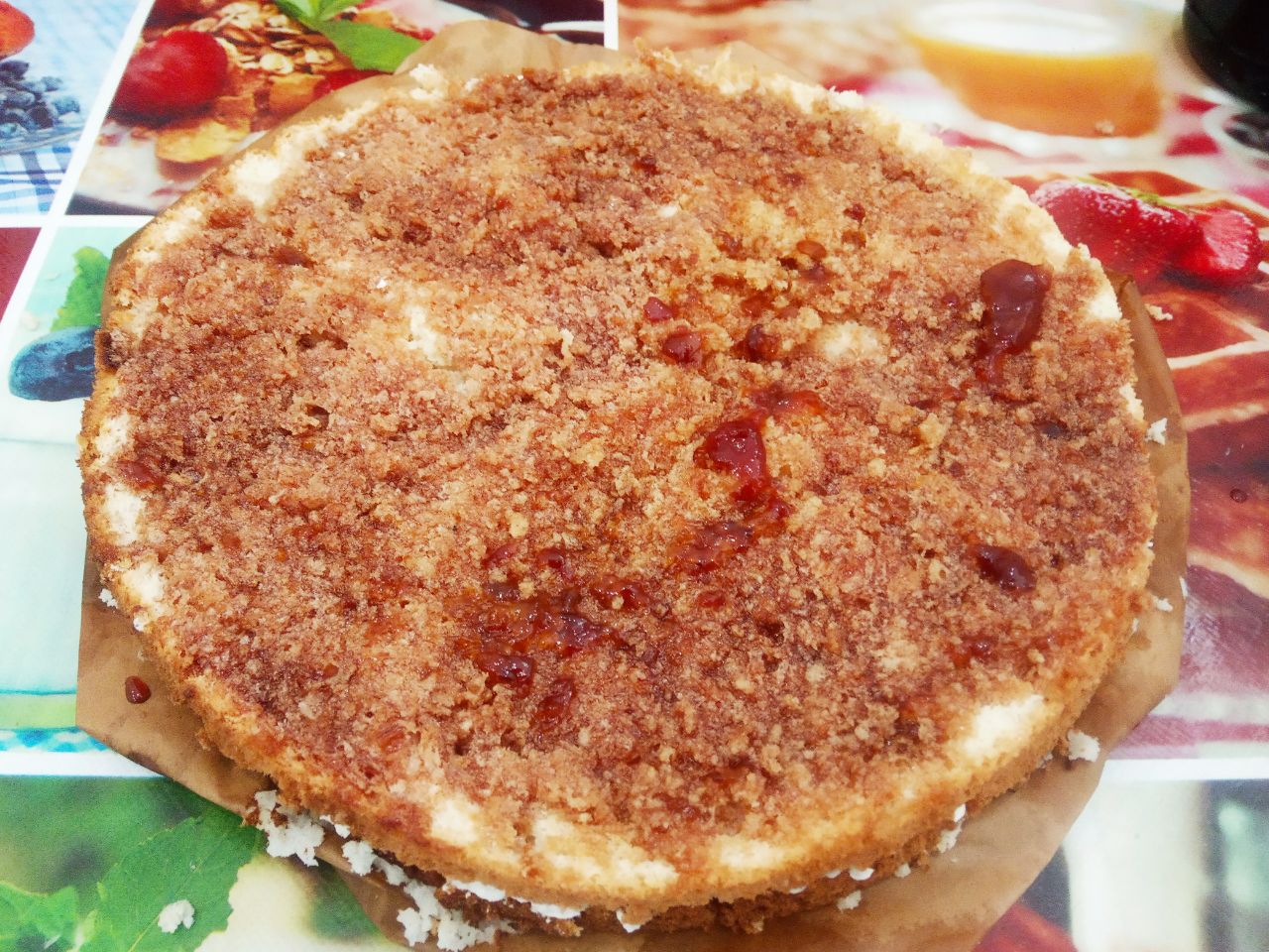 Торт с нежным масляным кремом и джемом: Часть бисквита смазываем сиропом, покрываем равномерно половиной крема.