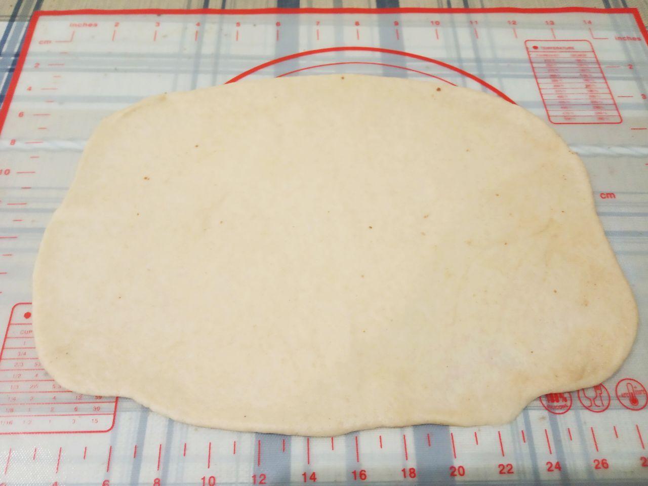 Домашние булочки с начинкой из шоколадной крошки: Каждую часть раскатываем листом прямоугольной формы толщиной до 5 мм.