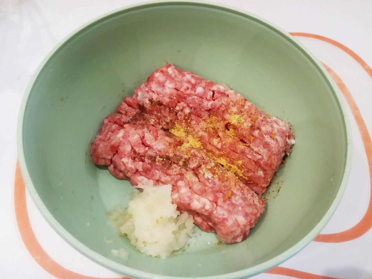 Чесночные стрелки с овощами, томатным соусом и мясным фаршем: Фарш можно любой, но я использовала свиной, кладем фарш в чашу, добавляем тертый лук, чеснок, перец и соль по