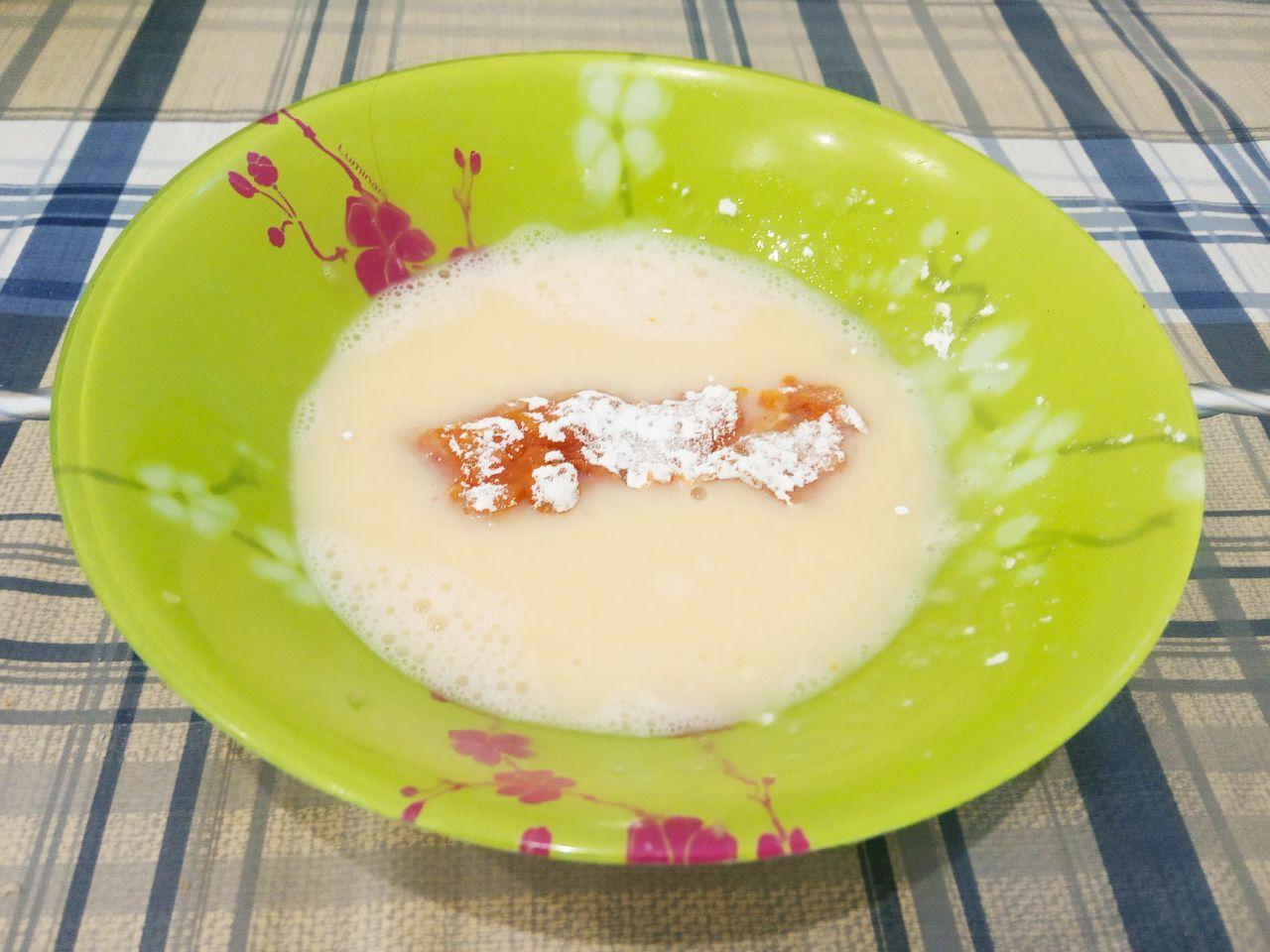Куриные стрипсы, вкусно и аппетитно: Полоски филе обваливаем сначала в муке, затем в яйцах и в крошке из чипсов, укладываем на противень.