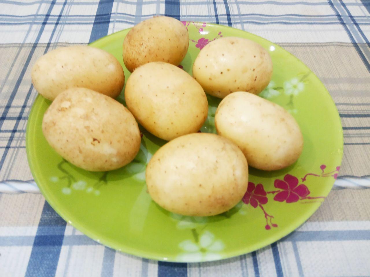 Картофель фаршированный сыром и зеленью, запеченный в духовке: Картофель для запекания выбираем среднего размера, промываем тщательно водой и просушиваем.