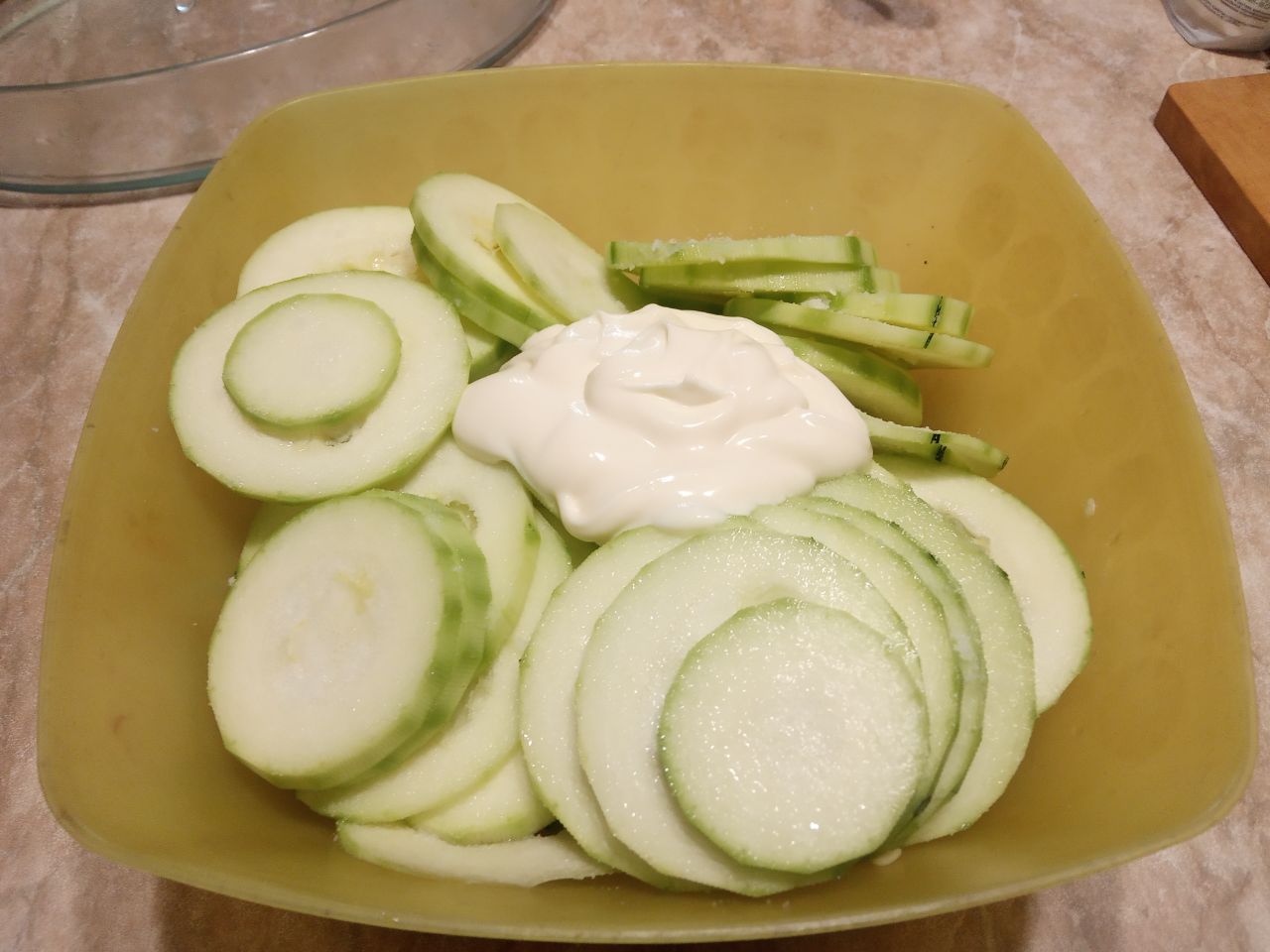 Запеканка из кабачков, куриного филе и овощей: Кабачки солим и перчим по вкусу. Добавляем майонез в кабачки и перемешиваем.