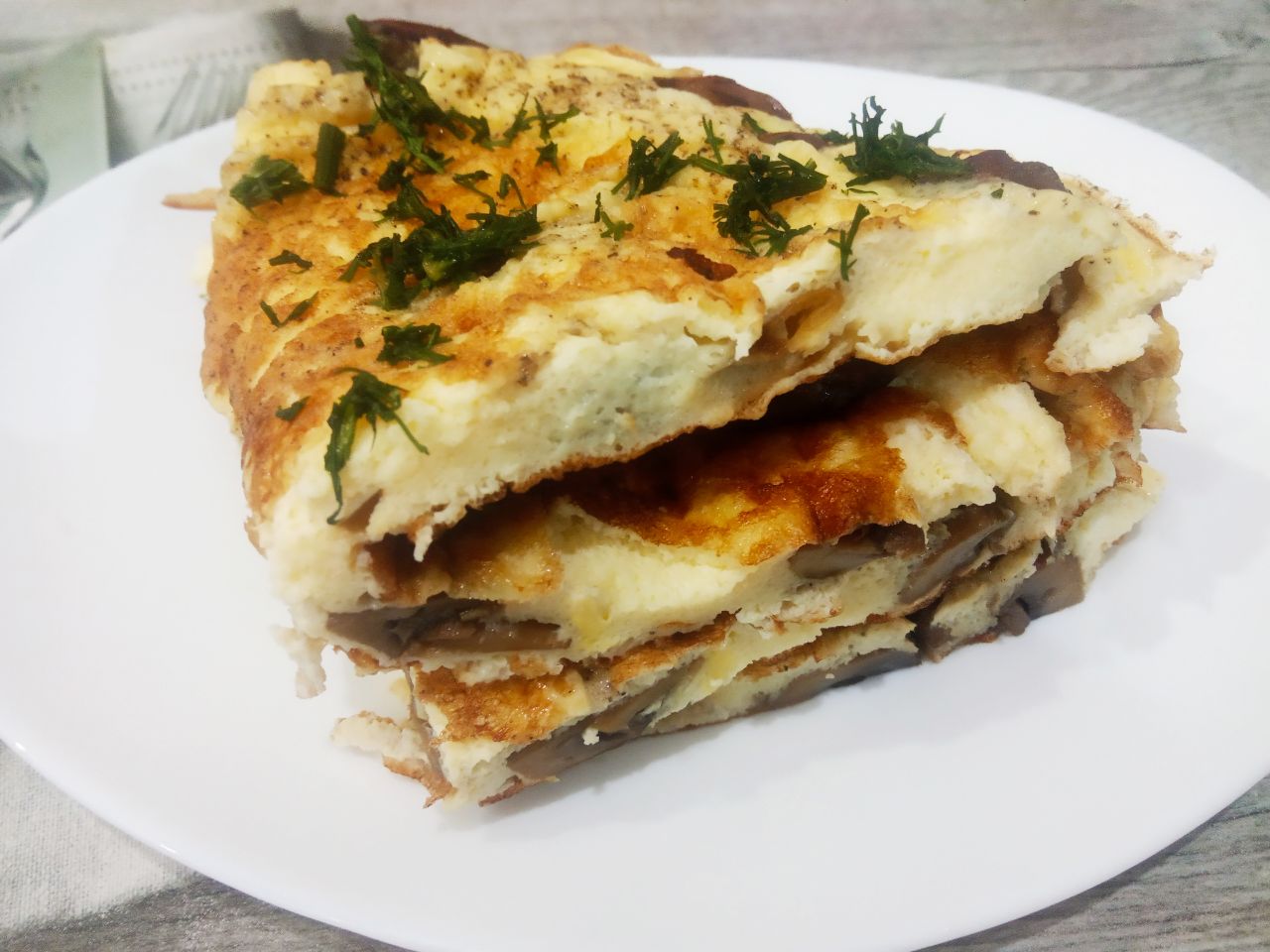 Омлет с шампиньонами и жареным луком, вкусный и сытный завтрак