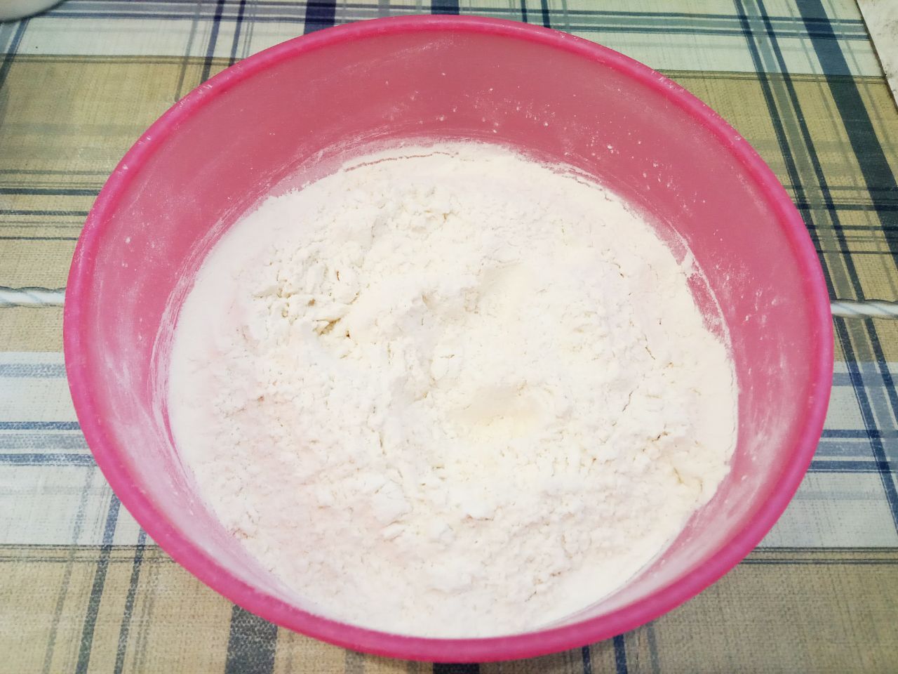 Воздушные треугольники, просто и вкусно: Муку перемешиваем с разрыхлителем для теста, просеиваем через сито в емкость, в которой будем замешивать
