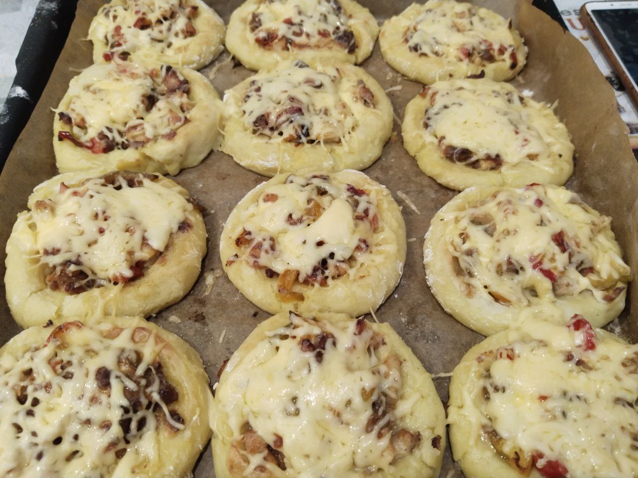 Картофельные гнёзда с мясной начинкой, сладким перцем и сыром: Достаем картофельные гнёзда с духовки, посыпаем сверху тертым сыром и ставим на 5-10 минут в духовку, чтобы
