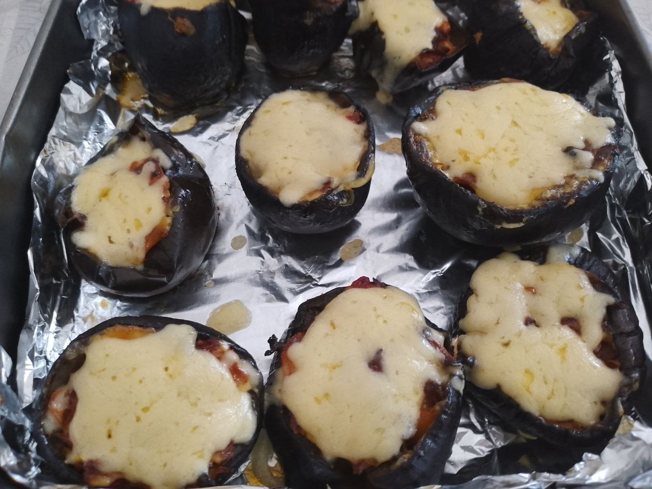 Баклажаны с начинкой из мяса и овощей, в духовке: В конце запекания достаем баклажаны из духовкм, посыпаем тертым сыром и ставим обратно в духовку, чтобы сыр