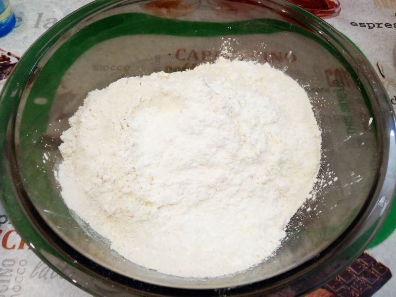 Блины с джемом или сливочным маслом, вкусно и просто: Всыпаем соль и крахмал, перемешиваем.