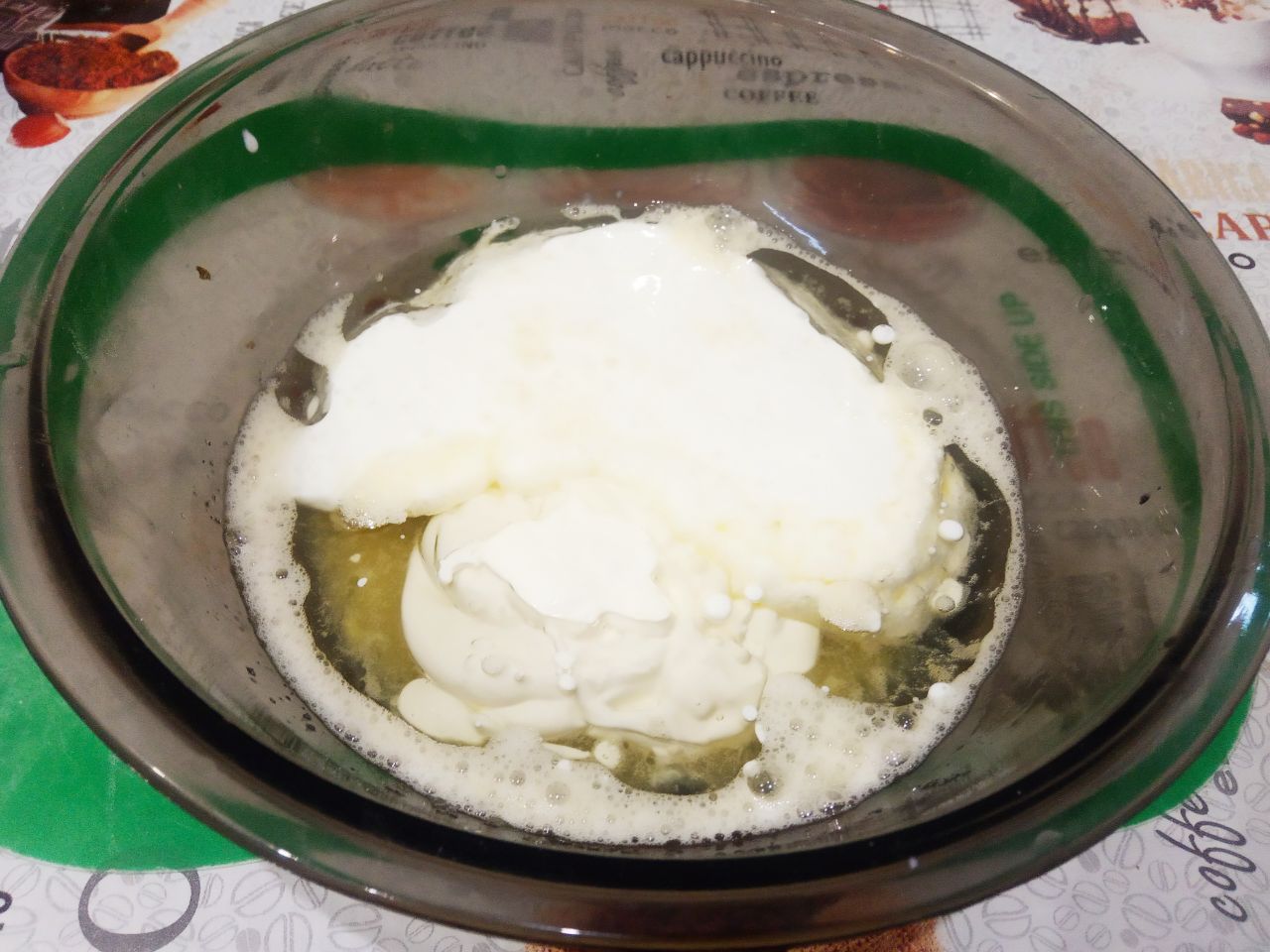 Мягкие и рассыпчатые булочки на кефире, с начинкой из тушеных яблок: Добавляем в яичную смесь кефир с содой и растительное масло, перемешиваем.