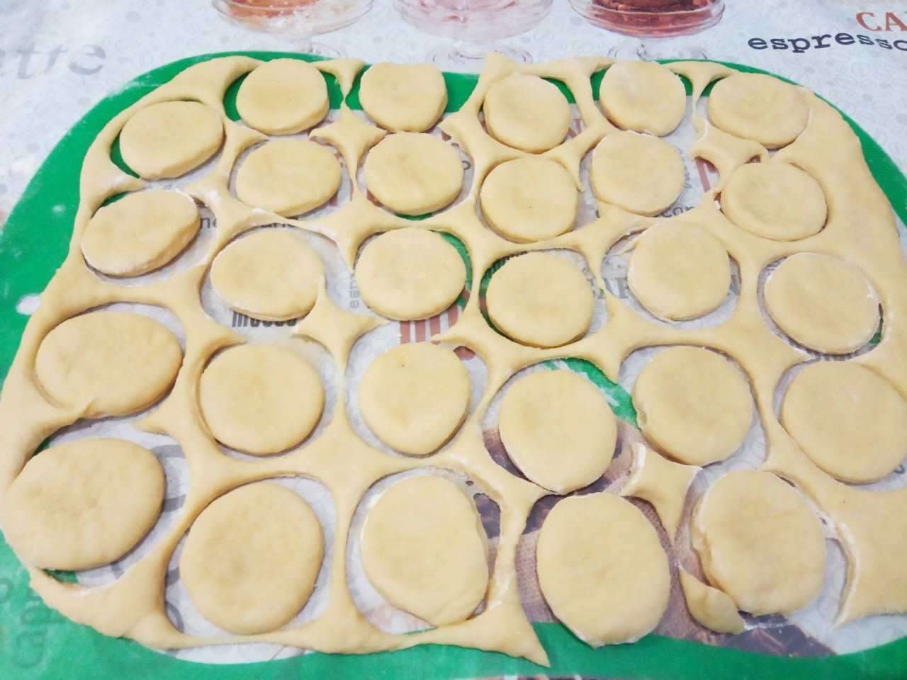 Печенье колечки, песочное и рассыпчатое: Стопкой вырезаем печенье.