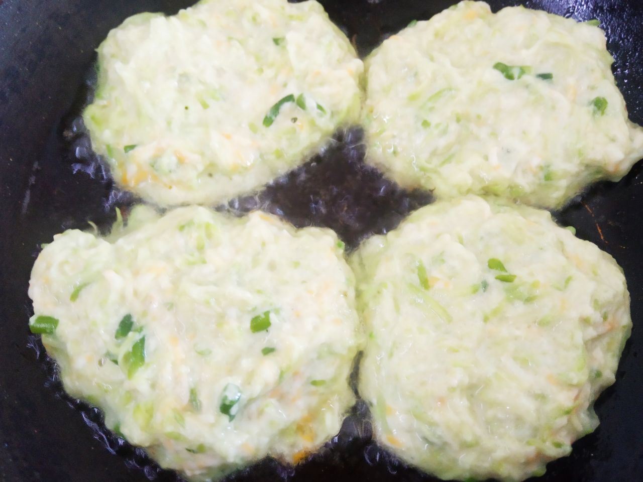Нежные и аппетитные кабачковые оладьи с сыром: Сковороду разогреваем с растительным маслом и ложкой кладем на сковороду на расстоянии друг от друга.
