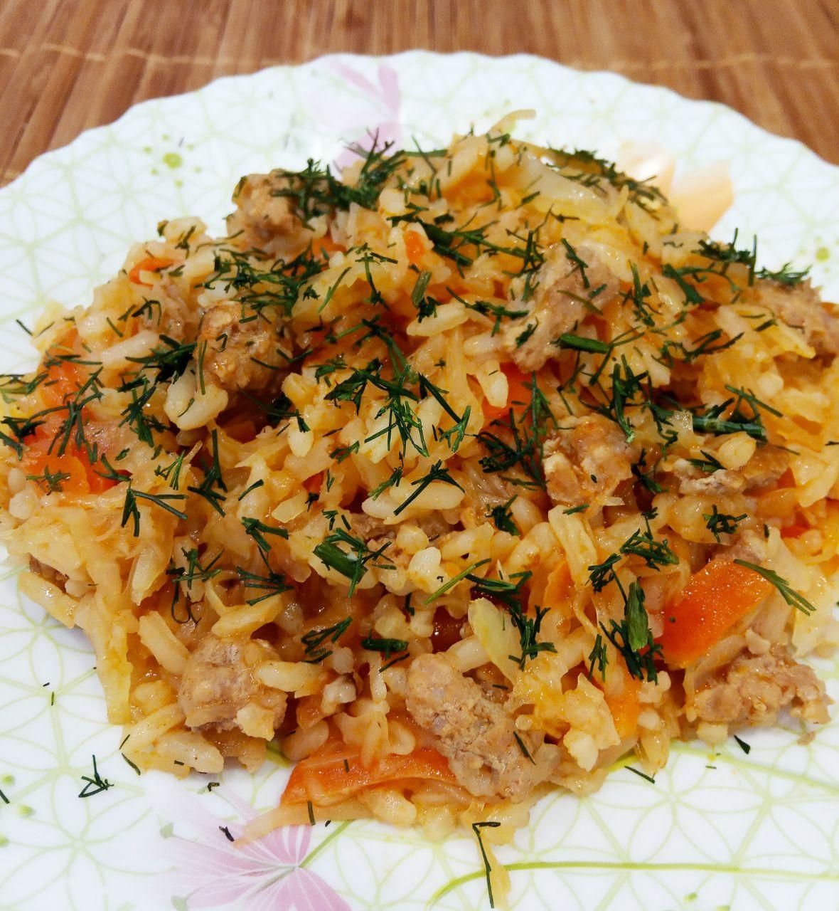 Капуста тушеная с рисом и фаршем: Доводим до кипения и тушим на медленном огне до готовности.
