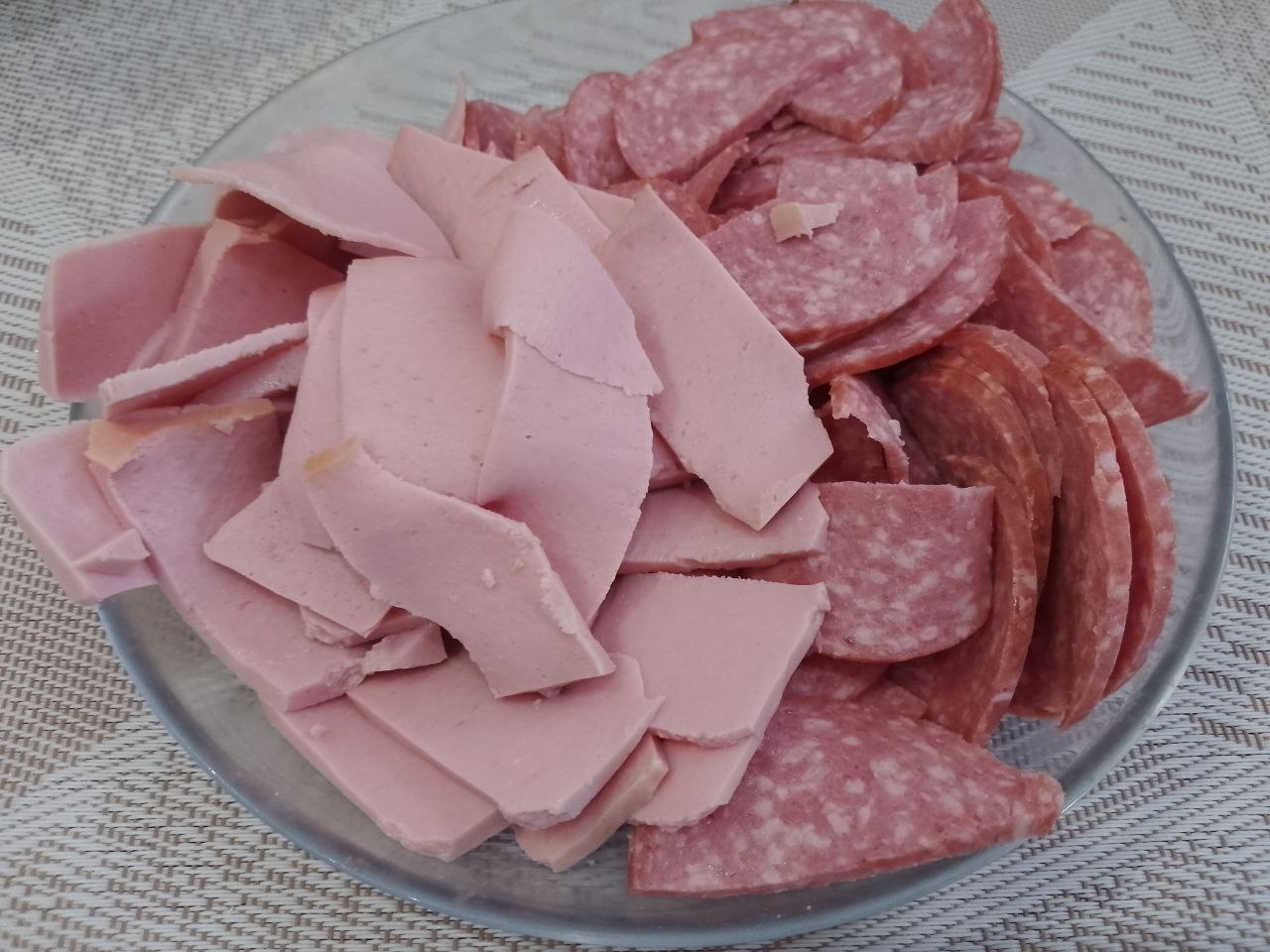 Домашняя пицца с шампиньонами, колбасой, помидорами и сыром: Колбасу разрезаем на тонкие ломтики.