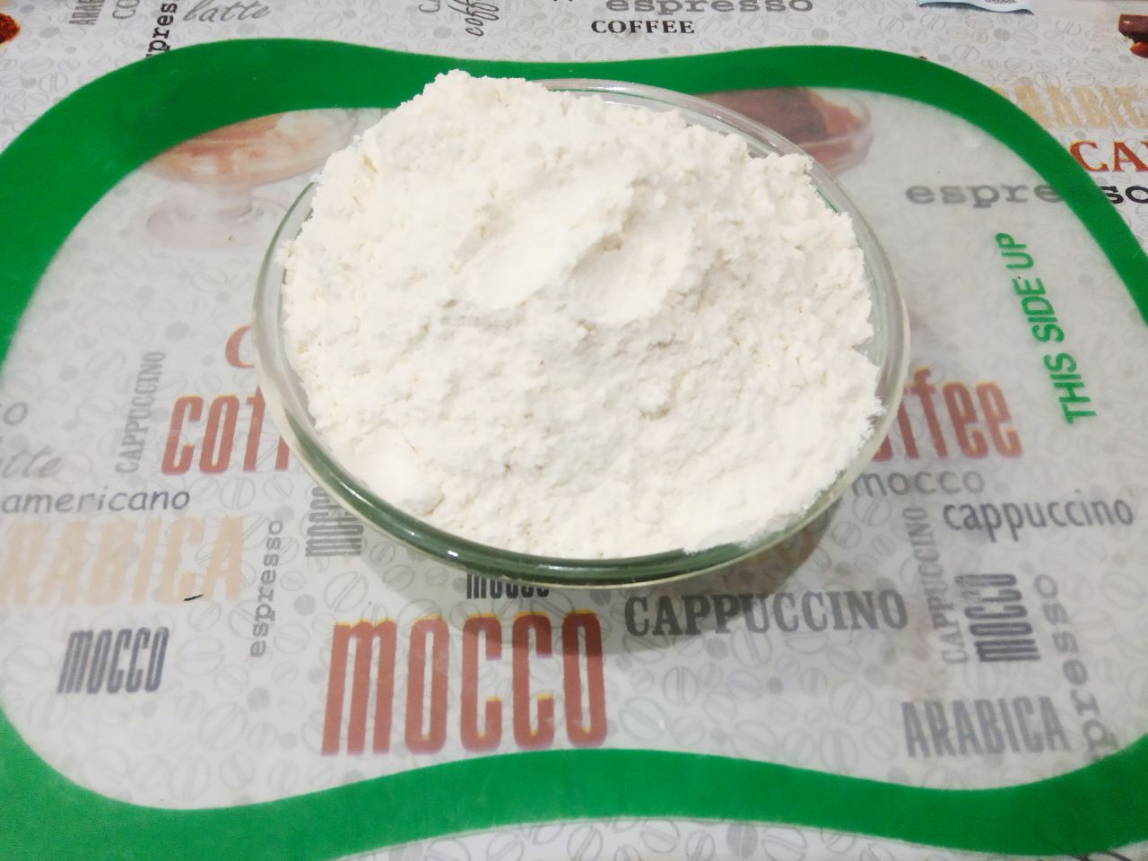 Печенье колечки, песочное и рассыпчатое: Муку просеиваем через мелкое сито и частями добавляем в смесь, замешиваем мягкое и нежное тесто.
