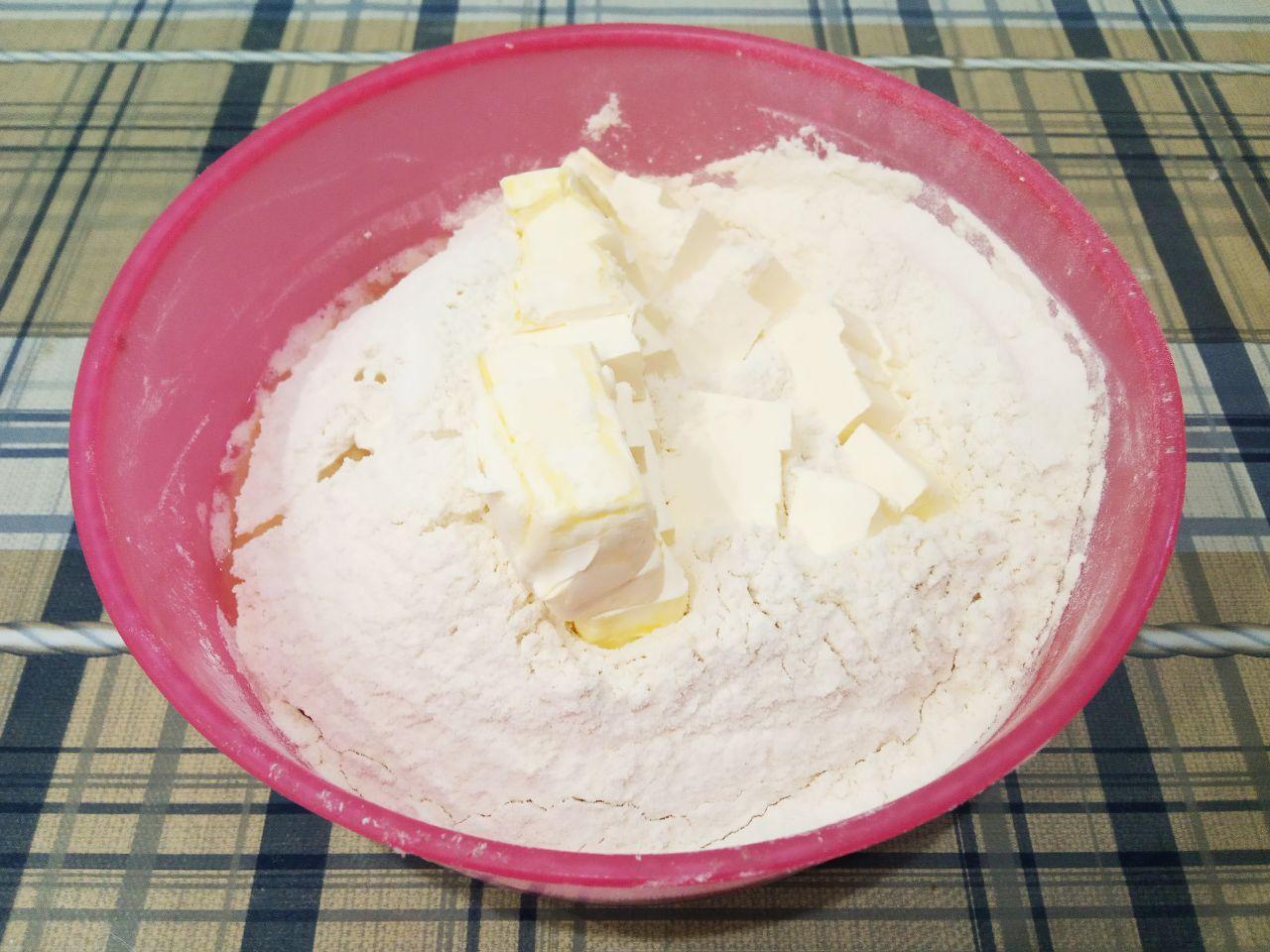 Печенье домашнее к чаю, мягкое и вкусное: Кладем размягченный измельченный маргарин или сливочное масло и замешиваем мягкое и эластичное тесто.