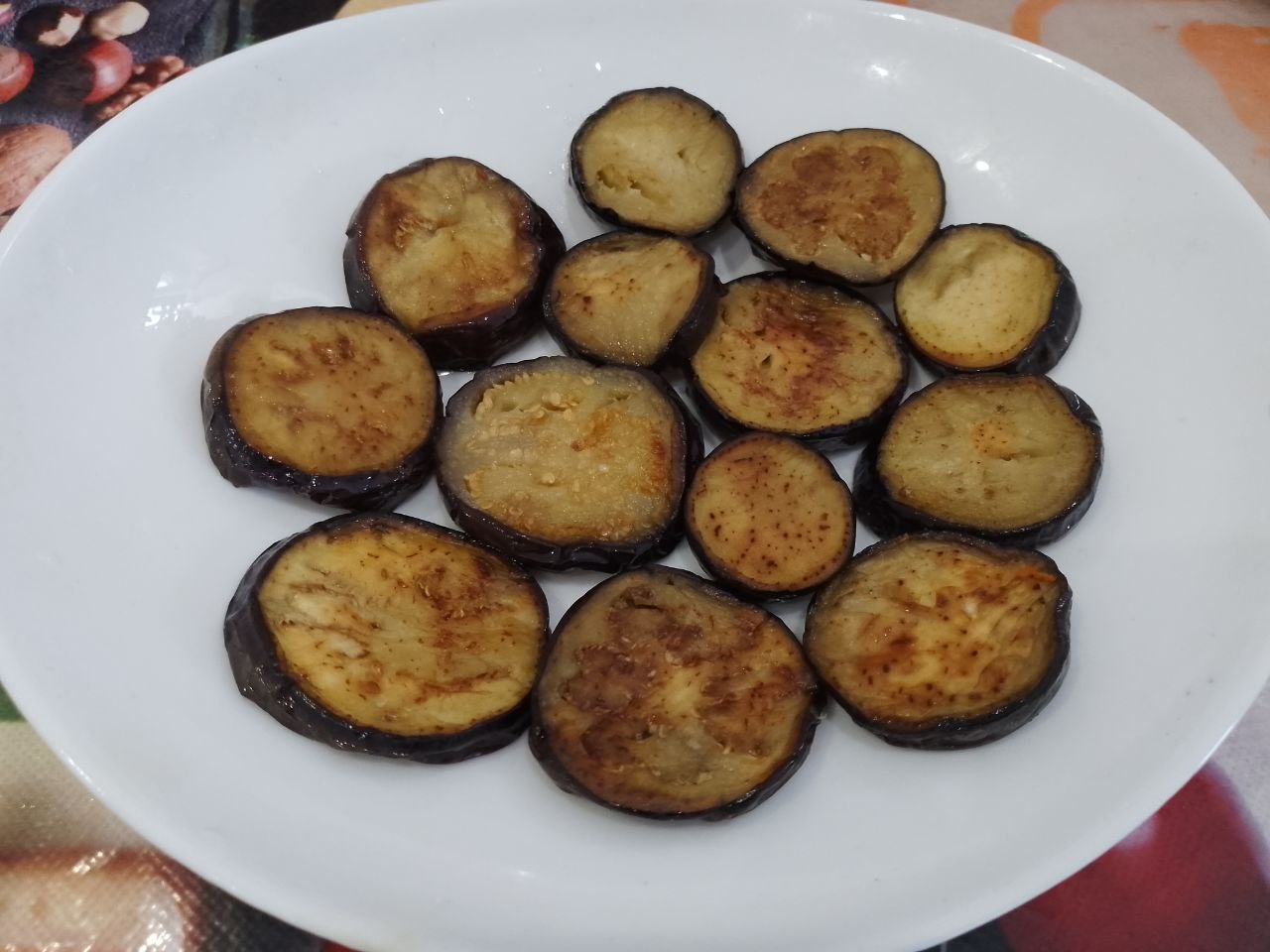 Баклажаны по-кубански, вкусные и аппетитные: На дно салатницы выкладываем слой баклажанов.