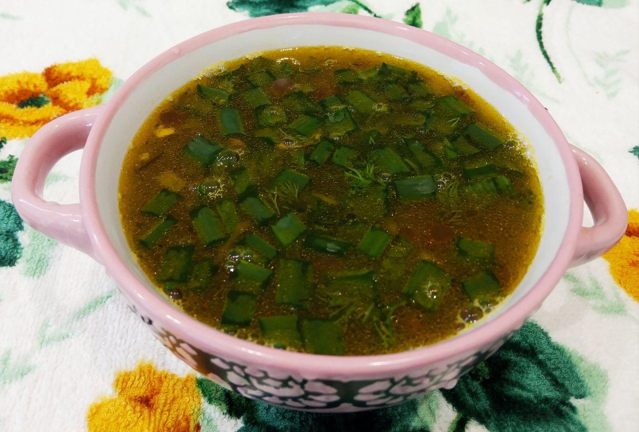 Полезный и вкусный суп из чечевицы: Зелень промываем, просушиваем и измельчаем. Зелень кладём уже в готовый суп и подаё к столу.