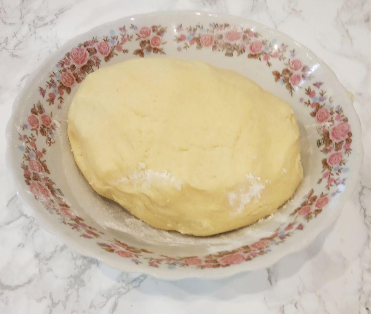 Вкусное печенье в маково-белковой глазури: Муку смешиваем с разрыхлителем для теста и просеиваем через мелкое сито.