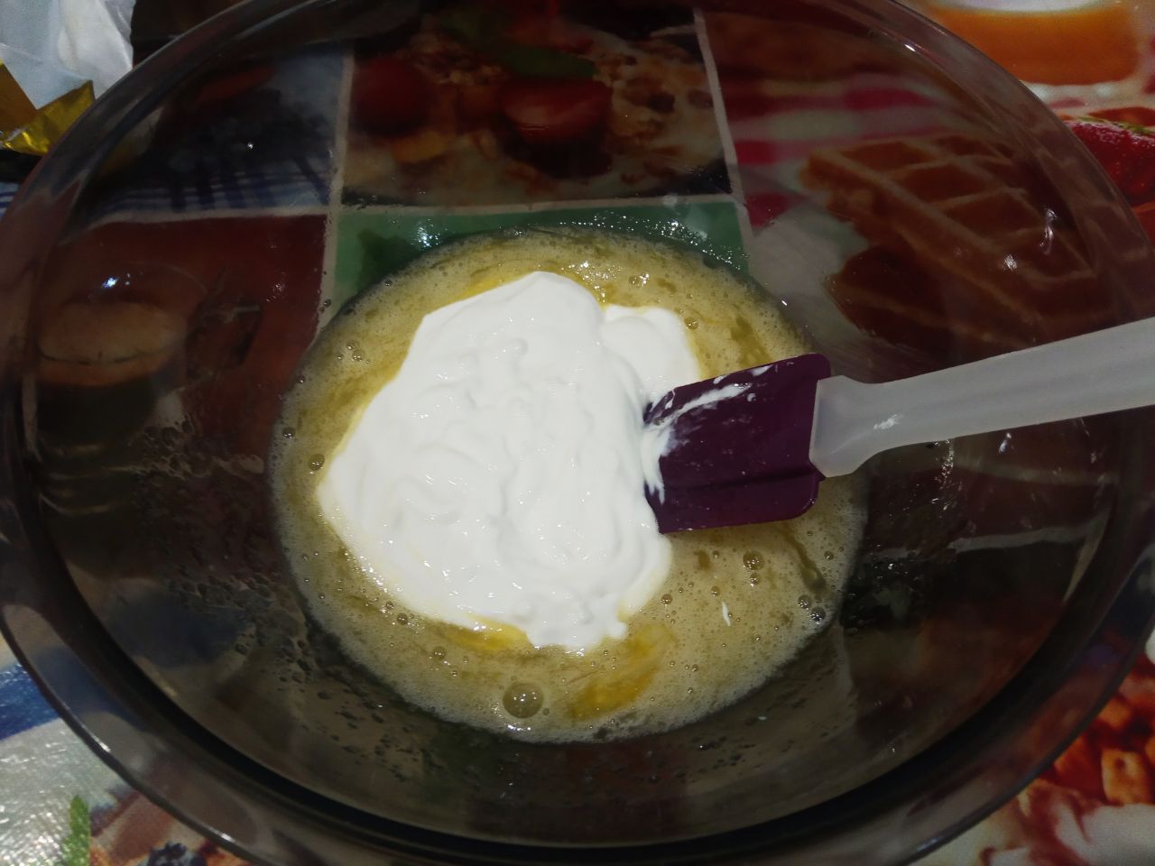 Мягкие и воздушные пряники, с вареным сгущенным молоком и орехами: Добавляем в сметану соду, перемешиваем и выливаем в яичную смесь, размешиваем.