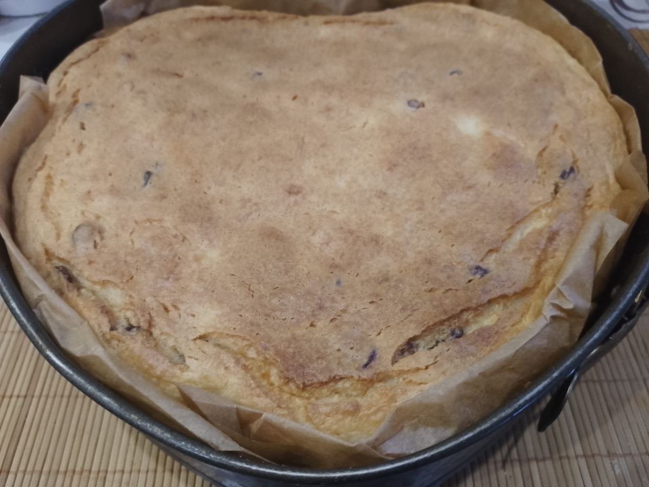 Творожная запеканка с изюмом, нежная и вкусная: Разогреваем духовку до 170 С и выпекаем запеканку до готовности около 40 минут.