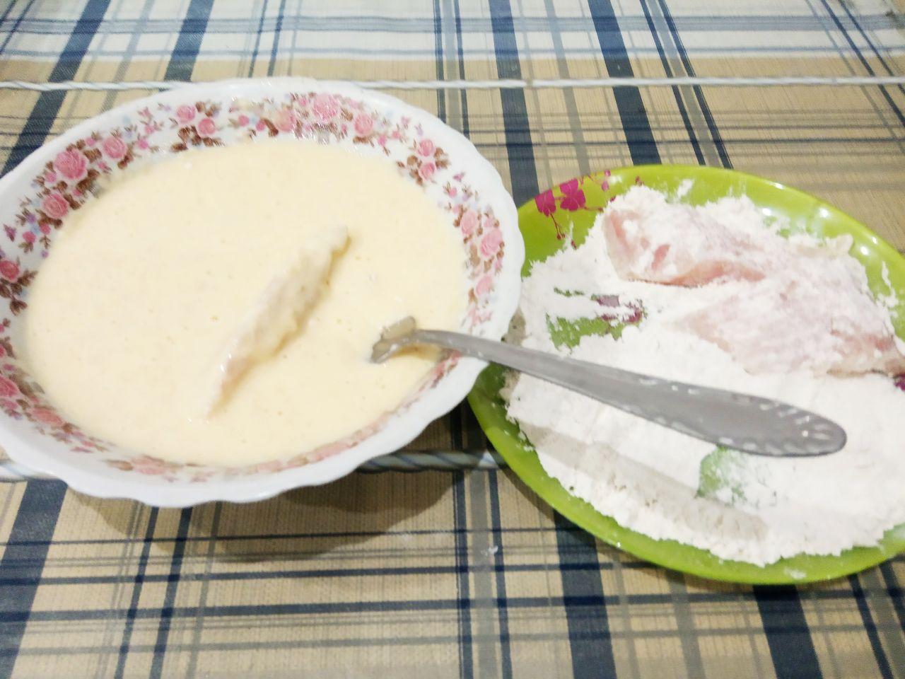 Рыба в сырно-яичном кляре, вкусно и аппетитно: Разогреваем сковороду и наливаем растительное масло. Кусочки рыбы обваливаем сначала в муке, затем вилкой