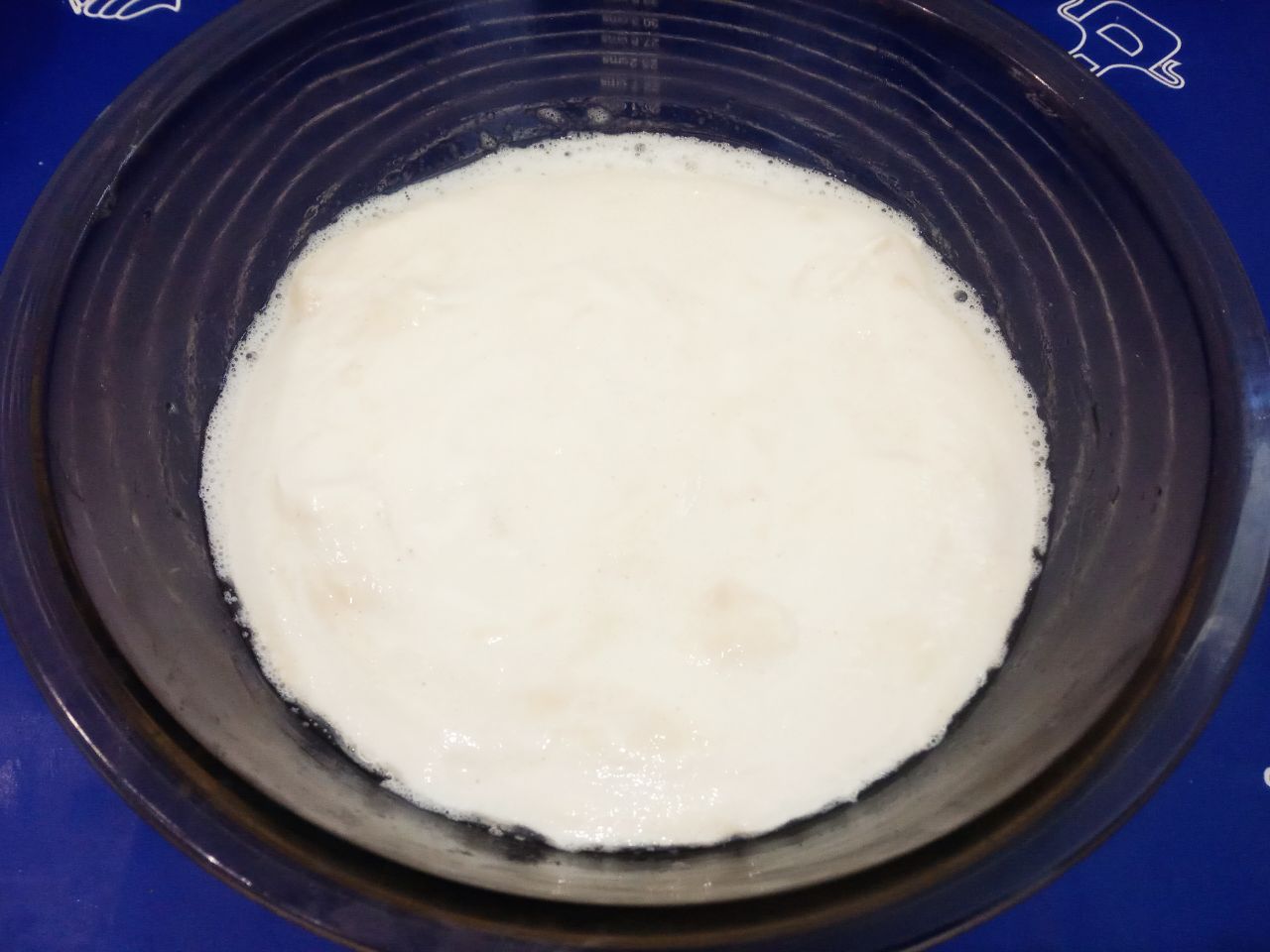 Воздушные и мягкие булочки с изюмом, в сахарной глазури: Выливаем разведенные дрожжи, хорошо размешиваем.